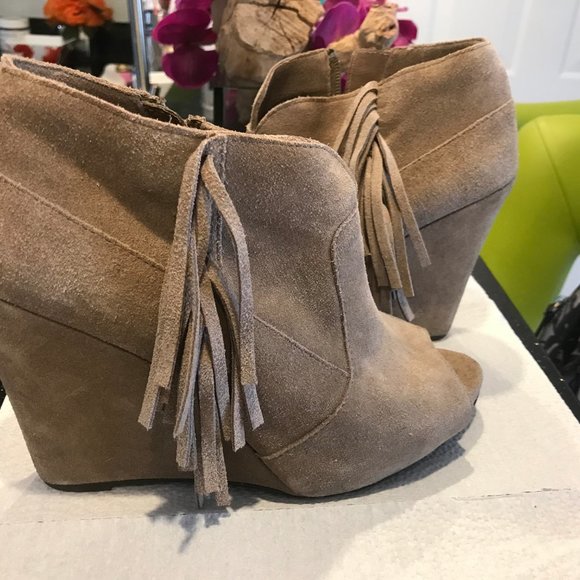 Steve Madden Suede Tan Wedges with Tassles - Picture 3 of 9